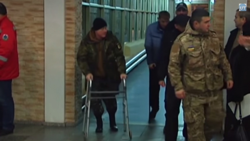 Wounded Ukraine soldiers arrive in Latvia for treatment (video)